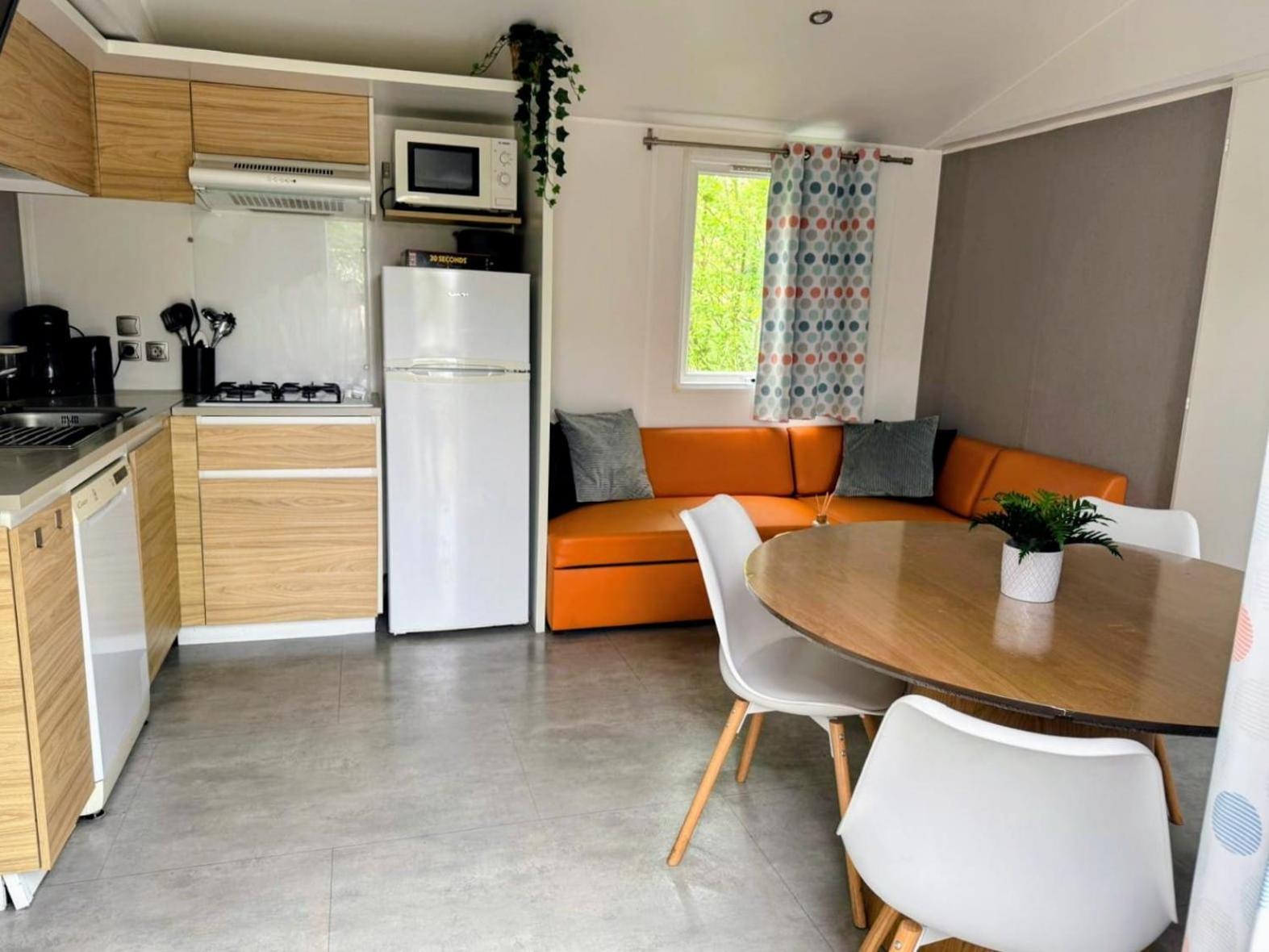 Modern 6p Tiny Solhouse 6 - Near Groningen Chalet